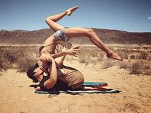 पति के साथ कपल योग और किस करते हुए इस एक्ट्रेस ने शेयर की तस्वीरें