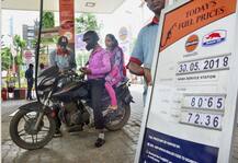 पेट्रोलियम पदार्थ पर लगे टैक्स से एक दिन में केंद्र के खाते में 665 करोड़, राज्यों की झोली में 456 करोड़ की कमाई