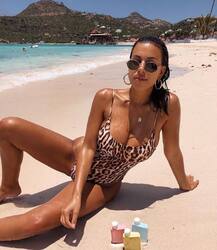 मॉडल डेविन ब्रुगमैन ने इंस्टाग्राम पर शेयर की प्राइवेट प्लेन उड़ाने की तस्वीर