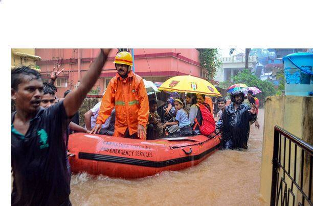 कर्नाटक के मैंगलोर में तटीय इलाकों में बाढ़ के हालात पैदा हो गए हैं. शहर के बीच में समंदर जैसे हालात बन गए हैं. (तस्वीर: पीटीआई)