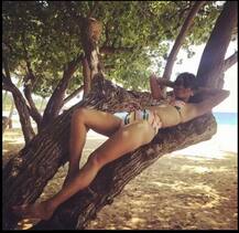 मिलिंद सोमन को किस करते हुए अंकिता ने शेयर की तस्वीरें