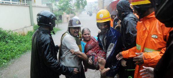 ये टीमें शहर के अलग-अलग इलाकें में जाकर वहां फसे लोगों को नाव के द्वारा बाहर निकाल रही हैं. (तस्वीर: पीटीआई)
