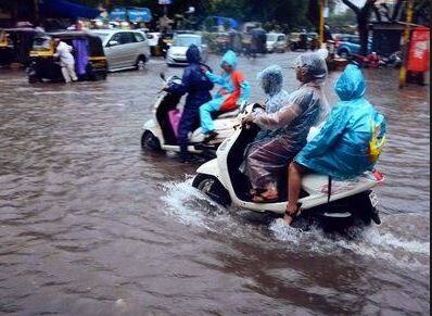 वहां रह रहे लोगों का मानना है कि पिछले 25 साल में उन्होंने शहर में इस तरह के बाढ़ के हालात कभी नहीं देखे. (तस्वीर: पीटीआई)