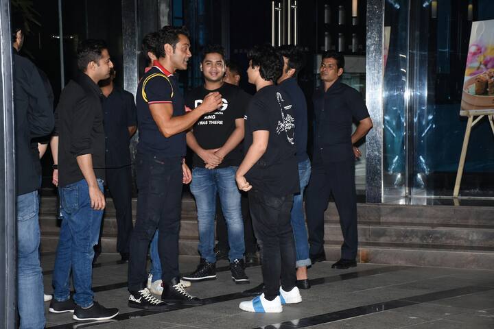 ट्विंकल खन्ना के स्टोर में तान्या की डिजाइन की हुई एसेसरीज लगी हैं. (तस्वीर: मानव मंगलानी)