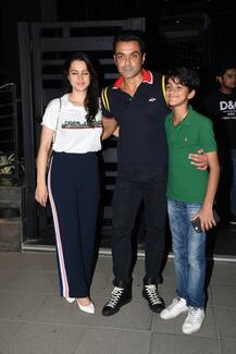 बॉबी देओल ने पत्नी तान्या और परिवार संग मनाई शादी की 22वीं सालगिरह, देखिए खूबसूरत तस्वीरें