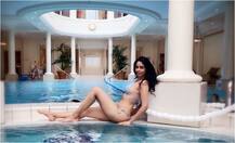 पूल के किनारे बिकिनी में बोल्डनेस का जलवा बिखेर रही हैं एक्ट्रेस मल्लिका शेरावत, देखें तस्वीरें