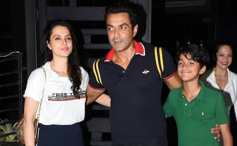 बॉबी देओल ने पत्नी तान्या और परिवार संग मनाई शादी की 22वीं सालगिरह, देखिए खूबसूरत तस्वीरें बॉबी देओल ने पत्नी तान्या और परिवार संग मनाई शादी की 22वीं सालगिरह, देखिए खूबसूरत तस्वीरें