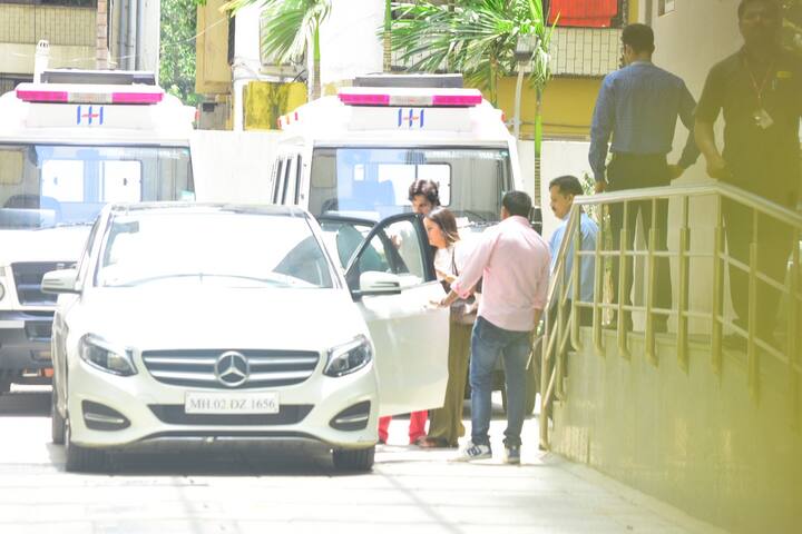 तस्वीरों में आप देख सकते हैं कि वरुण नताशा को गाड़ी में बैठाने के लिए दरवाजा खोले खड़े हैं.