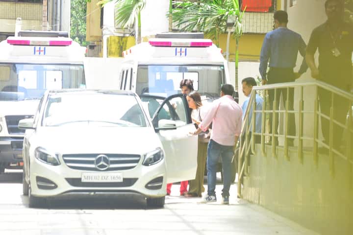 ऐसे में वरुण नताशा के साथ अस्पताल के बाहर स्पॉट किए गए. (तस्वीर: मनाव मंगलानी)