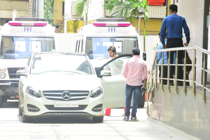 बॉलीवुड अभिनेता वरुण धवन हाल ही में अपनी गर्लफ्रेंड नताशा दलाल के साथ मुंबई में एक अस्पताल के बाहर नजर आए. बता दें कि वरुण के भाई रोहित धवन की पत्नी जान्हवी ने बेटी को जन्म दिया है. (तस्वीर: मनाव मंगलानी)