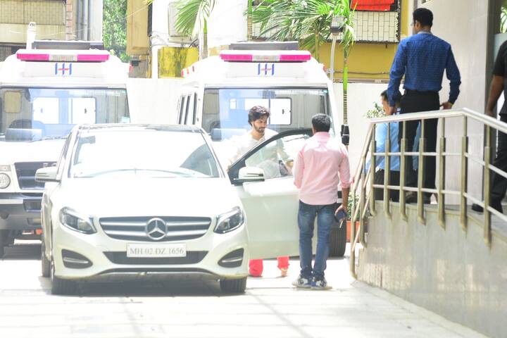 वरुण और नताशा अक्सर ही साथ में स्पॉट किए जाते हैं. (तस्वीर: मनाव मंगलानी)