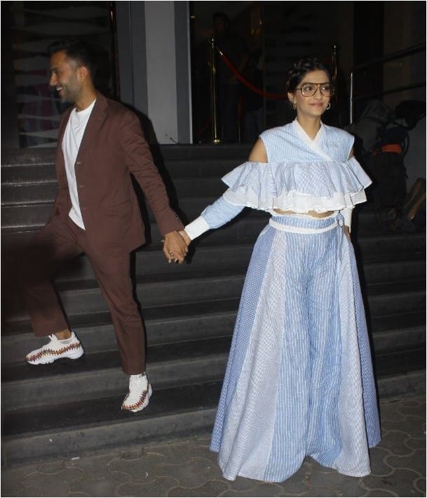  शादी के बाद बॉलीवुड एक्ट्रेस सोनम कपूर की पहली फिल्म 'वीरे दी वेडिंग' में दिखाई देने वाली है. ये फिल्म कल रिलीज हो रही है. इससे पहले मुंबई में इस फिल्म की स्क्रीनिंग रखी गई जिसमें सोनम के पति आनंद आहूजा भी उनके  साथ पहुंचे. (तस्वीर-मानव मंगलानी)