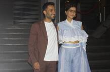 VIDEOS: \'वीरे दी वेडिंग\' की स्पेशल स्क्रीनिंग में पहुंचा कपूर खानदान, सलमान खान की गर्लफ्रेंड भी आईं नजर