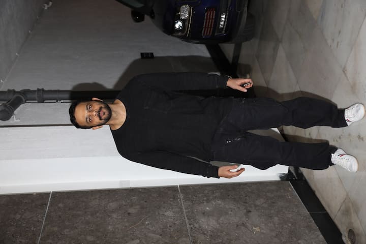 बता दें कि रोहित शेट्टी ने महज 17 साल की उम्र से ही अपने करियर की शुरुआत कर दी थी. अजय देवगन की डेब्यू फिल्म 'फूल और कांटे' में रोहित ने कूकू कोहली के साथ बतौर असिस्टेंट डायरेक्टर काम किया था. (तस्वीर: मानव मंगलानी)