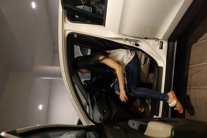 साफ है कि वो इस फिल्म के लिए अपने लुक के हिसाब से कॉस्ट्यूम के लिए मनीष से मुलाकात करने के लिए गए हैं. (तस्वीर: मानव मंगलानी)