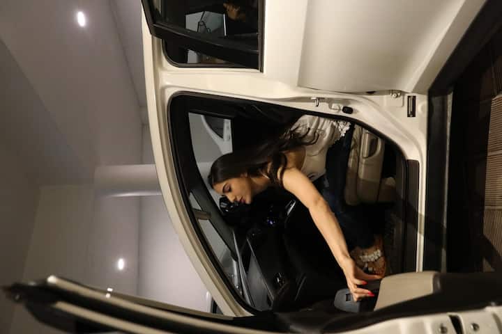 अभिनेता सैफ अली खान की बेटी सारा अली खान बहुत जल्द सुशांत सिंह राजपूत के साथ अभिषेक कपूर की फिल्म 'केदारनाथ' से बॉलीवुड डेब्यू करने वाली हैं. लेकिन इससे ही उन्होंने दूसरी फिल्म की तैयारियां शुरू कर दी हैं. आगे की स्लाइड्स में जानिए आखिर कैसे कर रही हैं वो डेब्यू के बाद आने वाली फिल्मों की तैयारी. (तस्वीर: मानव मंगलानी)