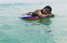 स्वीमिंग का मजा ले रही हैं ये हॉलीवुड एक्ट्रेस, कुछ इस अंदाज में आईं नजर