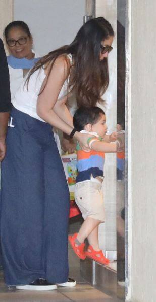 बता दें कि तैमूर 17 महीने के हो गए हैं. इतनी सी उम्र में भी तैमूर की जो फैन फॉलोइंग है उससे वो बड़े स्टार्स को भी मात देते हैं. (तस्वीर: मानव मंगलानी)