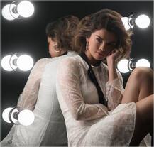 अपने कर्व्स दिखा फैंस को घायल कर रही है सेलेना गोमेज