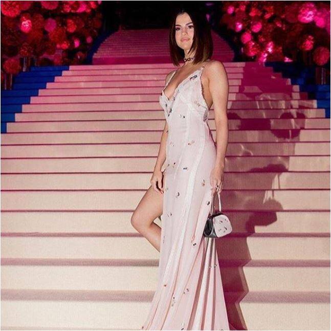 हालांकि एक्ट्रेस और सिंगर सेलेना गोमेज ने अपने एक इंटरव्यू में खुलासा करते हुए बताया था कि उन्हें अपने खास लुक के लिए एक ही तरह के किरदार निभाने का ऑफर मिलता हैं. (तस्वीर-इंस्टाग्राम)