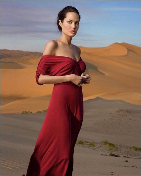 एंजेलिना अपनी तीन शादी और टैटू को लेकर मीडिया का ध्यान अपनी ओर खींचती रही हैं. लगभग हर इंटरव्यू में एंजेलिना से उनकी शादी और टैटू को लेकर सवाल पूछे जाते रहे हैं. (तस्वीर-इंस्टाग्राम) 