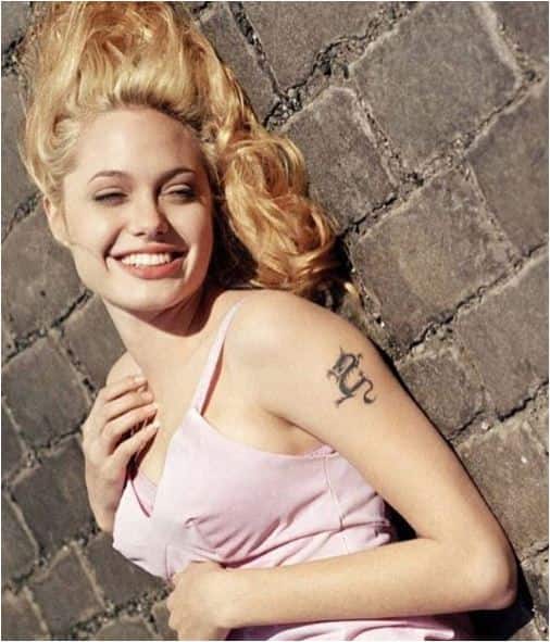  साल 2005 में फेमस हॉलीवुड एक्टर ब्रैड पिट से साथ अपने रिलेशन को लेकर चर्चा में रही थी. बाद में दोनों ने साल 2014 में शादी कर ली थी. (तस्वीर-इंस्टाग्राम) 