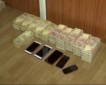 गुजरात के वडोदरा में बरामद किए गए एक करोड़ रूपये की कीमत के पुराने नोट