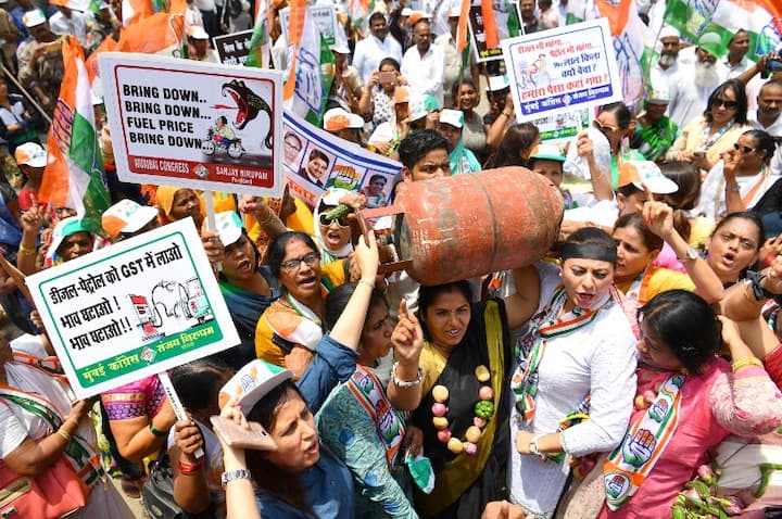 Subsidy cylinder ₹ 2.34 and without subsidy cylinder ₹ 48 expensive पेट्रोल-डीजल इतिहास में सबसे महंगा होने के बाद अब LPG महंगा, सब्सिडी वाला सिलेंडर ₹2.34 और बिना सब्सिडी वाला ₹48 महंगा