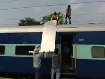 गुवाहटी एक्सप्रेस के एसी कोच की छत उड़ी, यात्रियों में हड़कंप, बड़ा हादसा टला