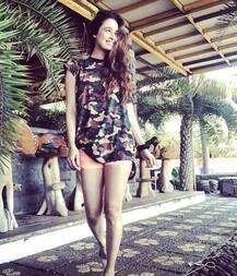 बिग बॉस कंटेस्टेंट युविका चौधरी ने स्कर्ट पहनकर कराया फोटोशूट, यहां हैं लेटेस्ट तस्वीरें