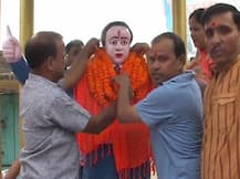 अंबेडकर प्रतिमा को दूध से नहलाया, चंदन का तिलक लगा पहनाया भगवा