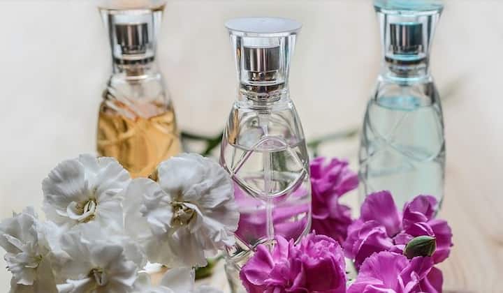 परफ्यूम बनाने में इस्तेमाल हुई चीजों पर भी ध्यान देना जरूरी है. आप यह सुनिश्चित कर लें कि इसमें मौजूद सत्व कहीं आपकी त्वचा के लिए हानिकारक तो नहीं हैं. गर्मियों में त्वचा पर दाने पड़ सकते हैं, त्वचा ज्यादा संवेदनशील हो जाती है, इसलिए सोच-समझकर परफ्यूम का चयन करें. फोटोः गूगल फ्री इमेज