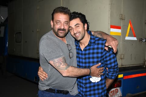 'संजू' के सेट पर रनबीर कपूर को गले लगा इमोशनल हुए संजय दत्त, शूट किया स्पेशल सीन