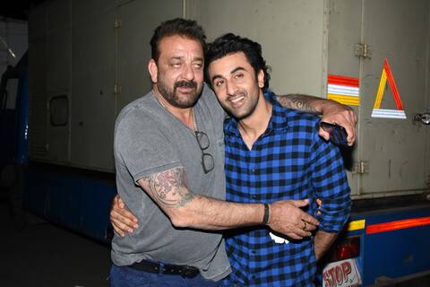 'संजू' के सेट पर रनबीर कपूर को गले लगा इमोशनल हुए संजय दत्त, शूट किया स्पेशल सीन