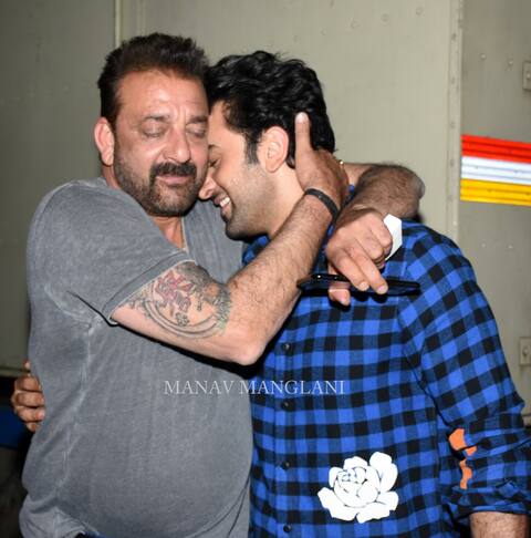 'संजू' के सेट पर रनबीर कपूर को गले लगा इमोशनल हुए संजय दत्त, शूट किया स्पेशल सीन
