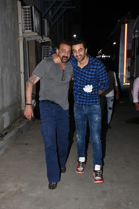 'संजू' के सेट पर रनबीर कपूर को गले लगा इमोशनल हुए संजय दत्त, शूट किया स्पेशल सीन