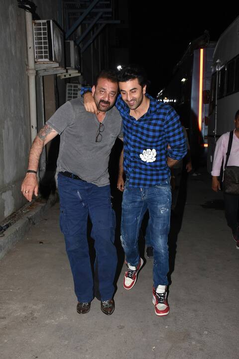 'संजू' के सेट पर रनबीर कपूर को गले लगा इमोशनल हुए संजय दत्त, शूट किया स्पेशल सीन