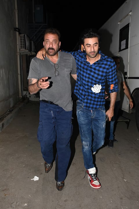 'संजू' के सेट पर रनबीर कपूर को गले लगा इमोशनल हुए संजय दत्त, शूट किया स्पेशल सीन