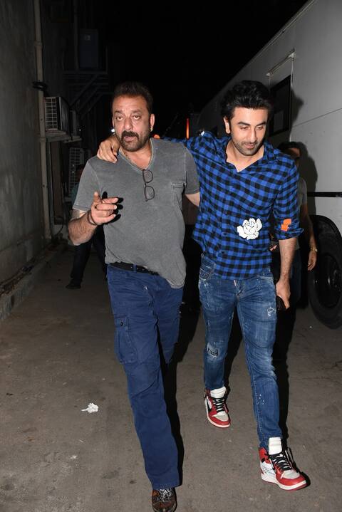 'संजू' के सेट पर रनबीर कपूर को गले लगा इमोशनल हुए संजय दत्त, शूट किया स्पेशल सीन