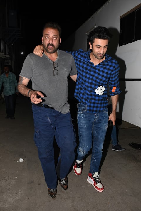 'संजू' के सेट पर रनबीर कपूर को गले लगा इमोशनल हुए संजय दत्त, शूट किया स्पेशल सीन