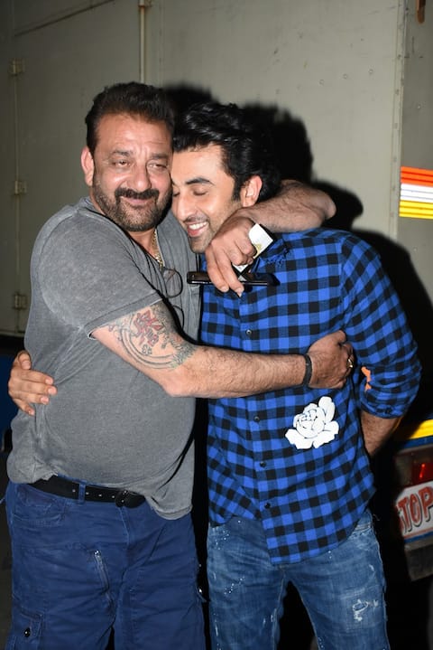 'संजू' के सेट पर रनबीर कपूर को गले लगा इमोशनल हुए संजय दत्त, शूट किया स्पेशल सीन