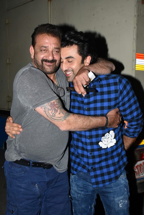 'संजू' के सेट पर रनबीर कपूर को गले लगा इमोशनल हुए संजय दत्त, शूट किया स्पेशल सीन