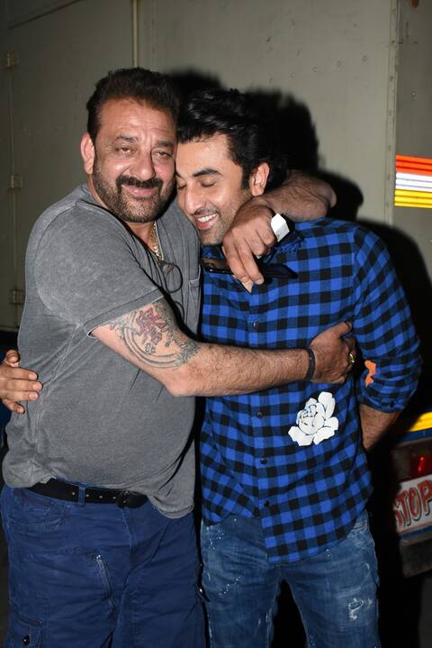 'संजू' के सेट पर रनबीर कपूर को गले लगा इमोशनल हुए संजय दत्त, शूट किया स्पेशल सीन