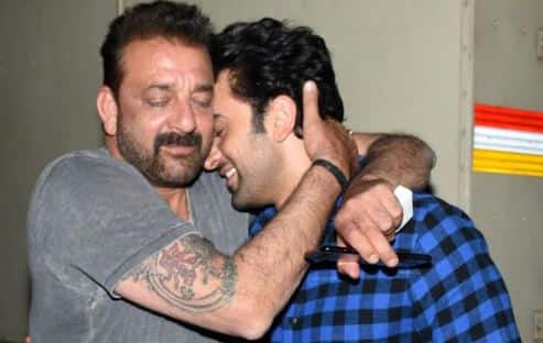  'संजू' के सेट पर रनबीर कपूर को गले लगा इमोशनल हुए संजय दत्त, शूट किया स्पेशल सीन