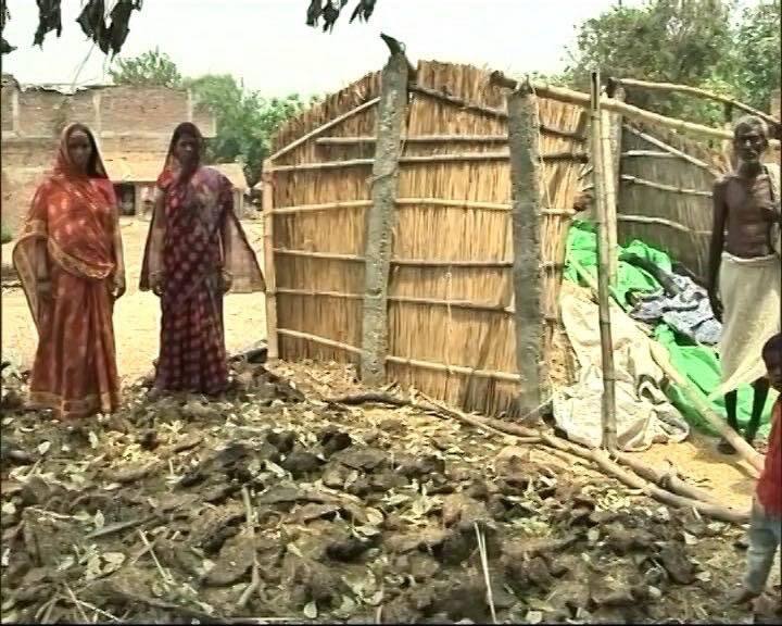 तेजस्वी यादव के क्षेत्र में जलाए गए 20 दलितों के घर, गरमाई राजनीति Bihar: Dalit houses torched in Tejashwi Yadav's constituency raghopur तेजस्वी यादव के क्षेत्र में जलाए गए 20 दलितों के घर, गरमाई राजनीति