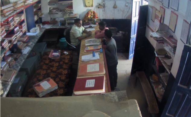 इलाहाबाद : यूपी की योगी सरकार क़ानून व्यवस्था पर नकेल कसने के लिए आपरेशन क्लीन स्वीप अभियान चला रही है, जबकि हकीकत यह है कि थानों पर तमाम पुलिस वाले आज भी बिना पैसा लिए कोई काम करने को तैयार नहीं हैं. इलाहाबाद में एक ऐसा वीडियो सामने आया है, जहां पुलिस वाले थाने के उस कमरे में भी रिश्वत लेने से नहीं हिचके, जहां सीसीटीवी कैमरा लगा हुआ है.