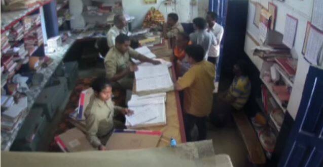 जांच में यह साबित हो गया था कि दोनों पुलिसवाले पैसे लिए बिना लोगों का कोई काम नहीं करते थे और पैसों के लिए परेशान लोगों पर दबाव भी बनाते थे. एफआईआर दर्ज होने के बाद से दोनों पुलिसवाले फरार हैं. थाने में सीसीटीवी लगा होने के बावजूद बेफिक्र होकर रिश्वत लेने का यह मामला इलाहाबाद के गंगापार इलाके की हंडिया कोतवाली का है. यहां शिकायत रूम में सीसीटीवी कैमरा लगा हुआ है, लेकिन सोशल मीडिया में वायरल हो रहे वीडियो में साफ़ है कि हेड कांस्टेबल राम नारायण सिंह व कांस्टेबल राकेश कुमार बेफिक्र होकर लोगों से पैसे वसूल रहे हैं.