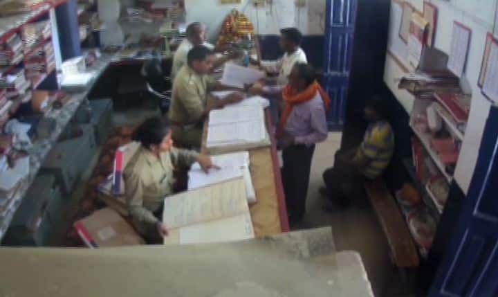 सीसीटीवी में कैद वीडियो को थाने के ही किसी पुलिसवाले ने सोशल मीडिया पर वायरल करा दिया. वीडियो सामने आने के बाद एसएसपी नितिन तिवारी ने मामले की जांच कराई. जांच में रिश्वत की बात सामने आने पर उन्होंने न सिर्फ दोनों पुलिसवालों को सस्पेंड कर दिया, बल्कि हंडिया कोतवाली में ही उनके खिलाफ मुकदमा भी दर्ज करा दिया गया.