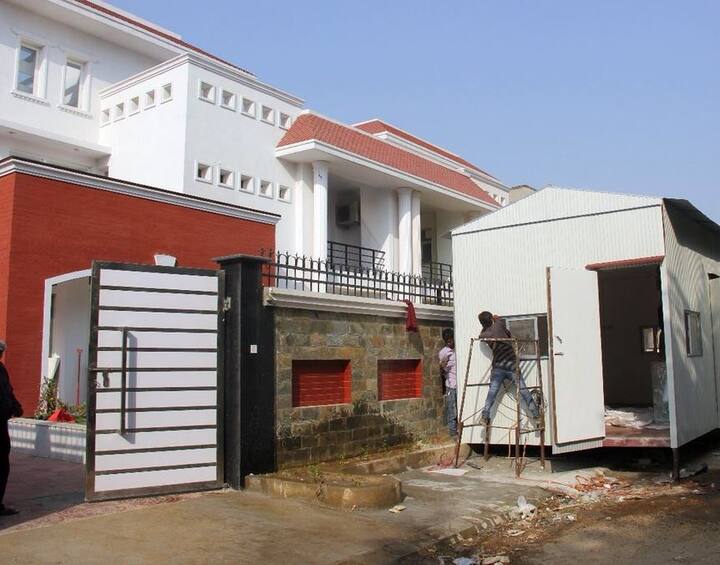 फॉर्मूला ये था कि विधानसभा में विपक्ष के नेता को उनका वाला मकान अलॉट कर दिया जाए जबकि विधान परिषद में विपक्ष के नेता वाला घर अखिलेश यादव के नाम हो जाए. लेकिन योगी नहीं माने. मुलायम को सरकारी बंगला छोड़ना पड़ा.