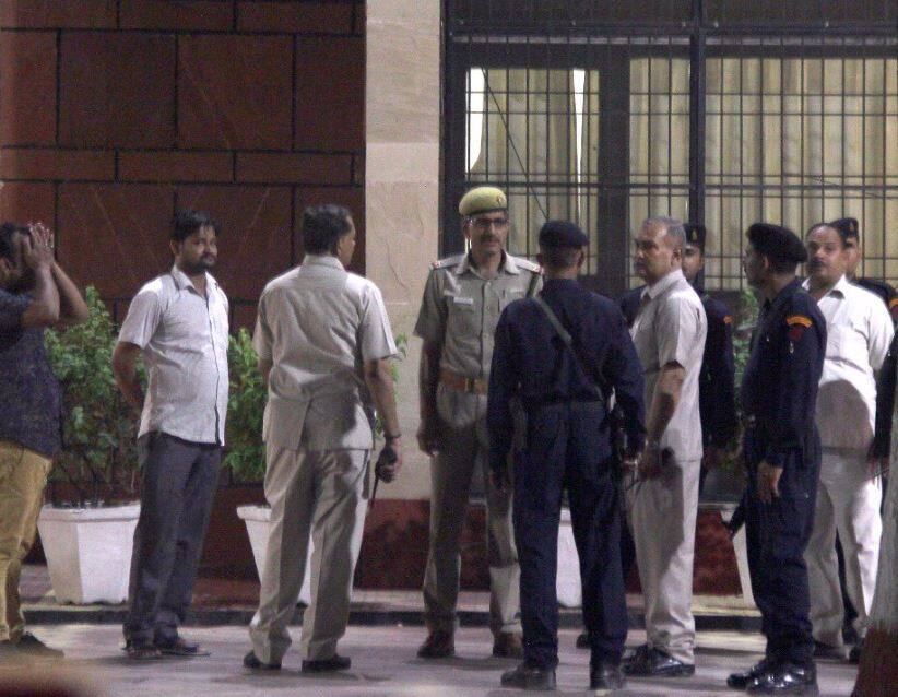 mulayam singh yadav stays in vvip guest house गेस्ट हाउस में गुजारनी पड़ी मुलायम को रात, तैयार हुआ अखिलेश का नया बंगला